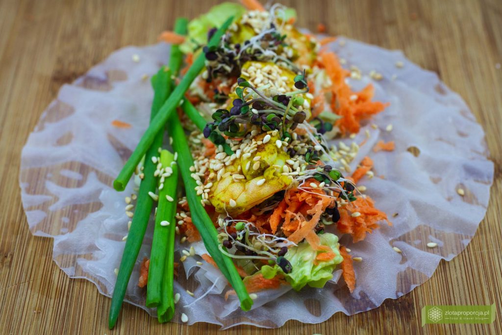 Thai rolls z grillowanymi krewetkami i warzywami , kuchnia tajska, thai roll, thai rolls