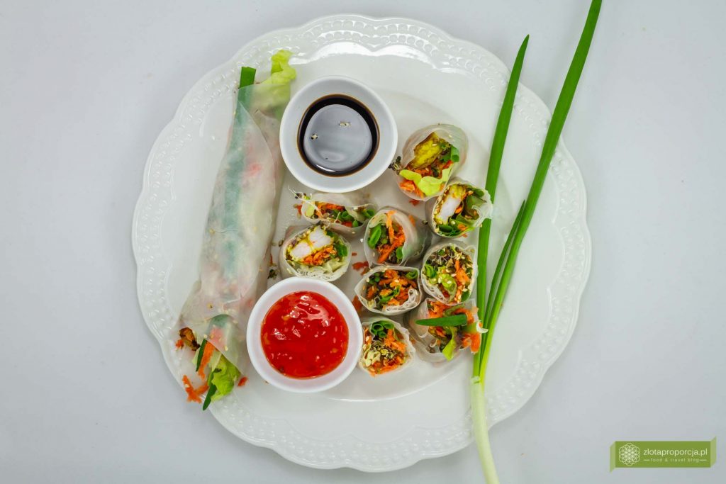 Thai rolls z grillowanymi krewetkami i warzywami , kuchnia tajska, thai roll; thai rolls