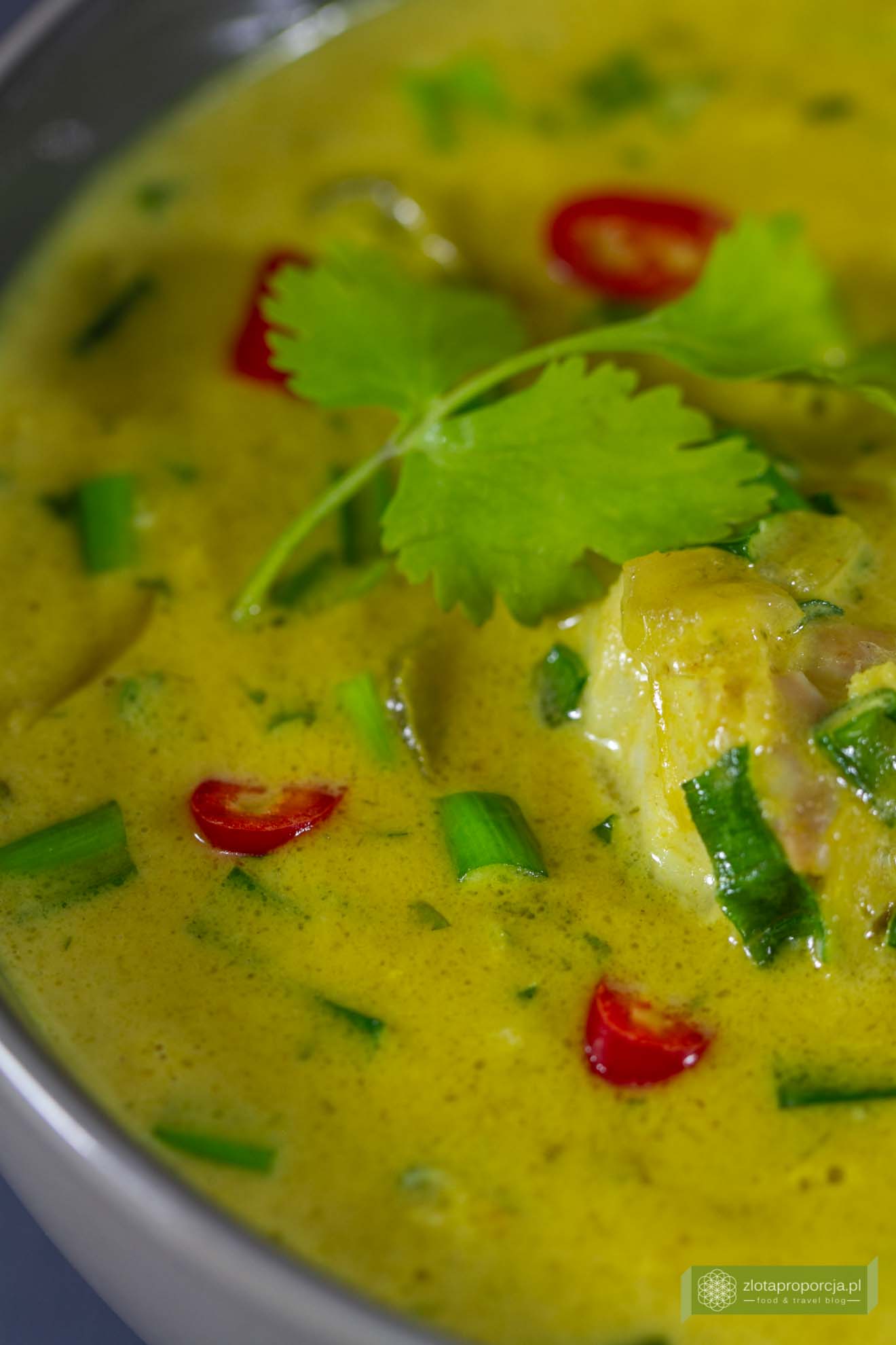 Ryba po tajsku, ryba w zielonym curry, ryba z mleczkiem kokosowym, dorsz po tajsku, kuchnia tajska