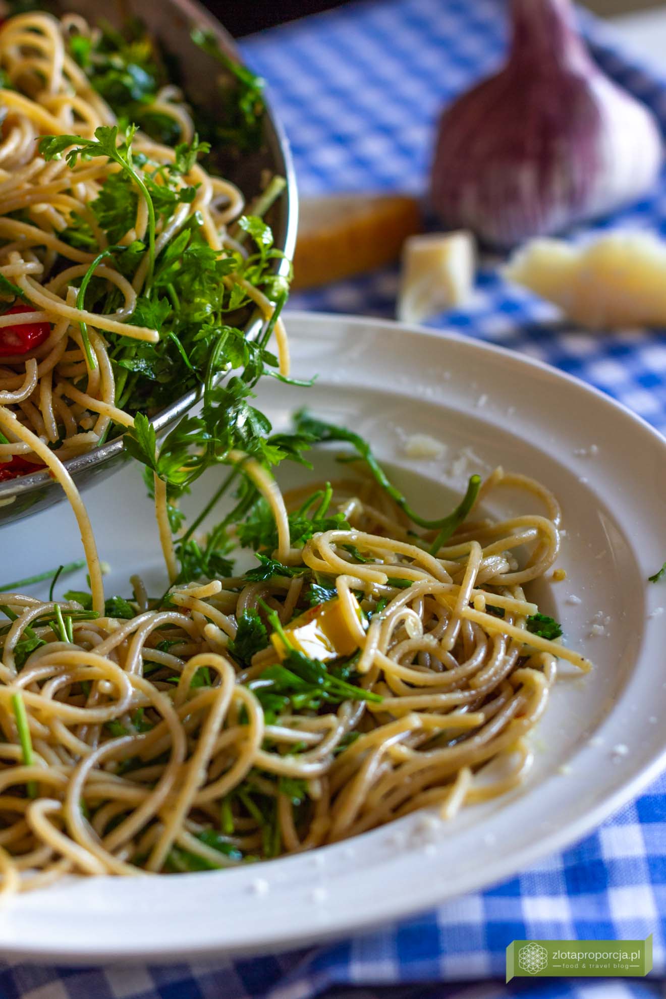 Spaghetti aglio, olio, peperoncino; aglio, olio, peperoncino przepis; spaghetti z czosnkiem i ostrą papryką; Spaghetti aglio, olio przepis; kuchnia włoska; przepis na makaron; aglio olio peperoncino przepis;