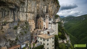 Sankuarium Madonna della Corona; Madonna della Corona; okolice Gardy; Garda atrakcje; Wenecja Euganejska; co zobaczyć nad Gardą; kościół wykuty w skale