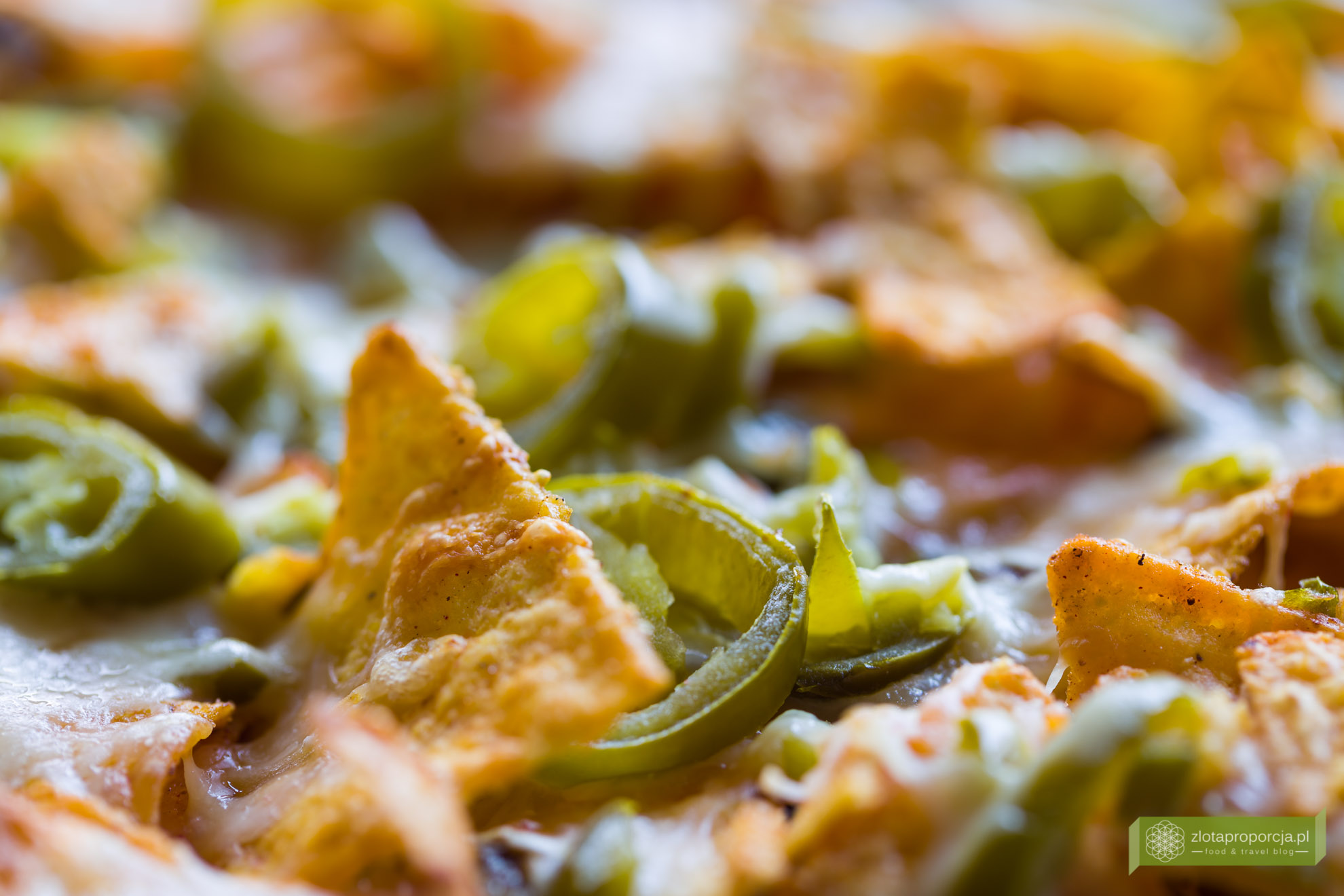 nachosy zapiekane z serem i papryczkami jalapeno, kuchnia meksykańska, nachos, zapiekane nachosy