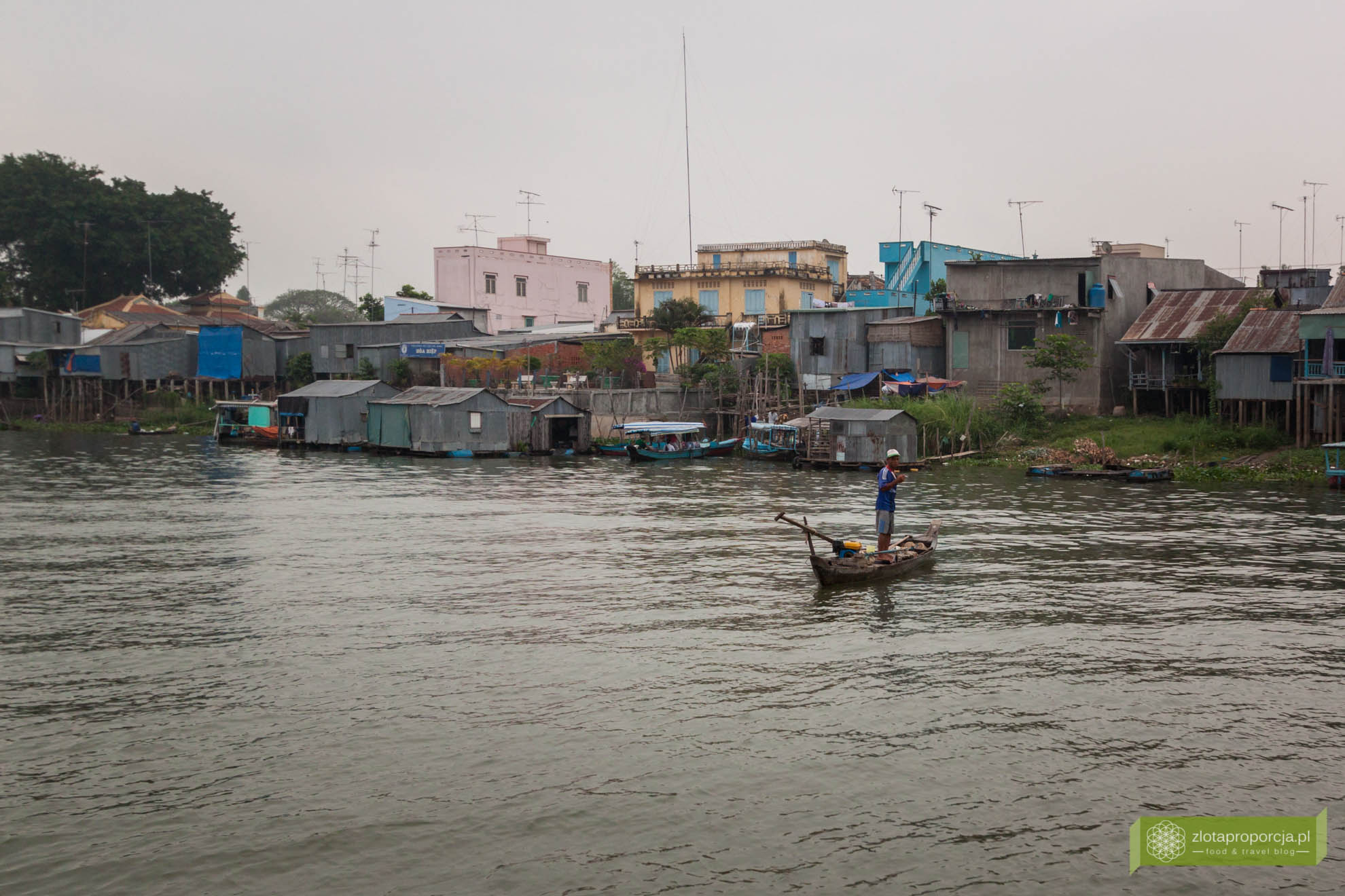 Chau Doc, Wietnam, granica Wietnamu i Kambodży, z Wietnamu do Kambodży Mekongiem; przejście graniczne Wietnam Kambodża; Mekong życie na Mekongu