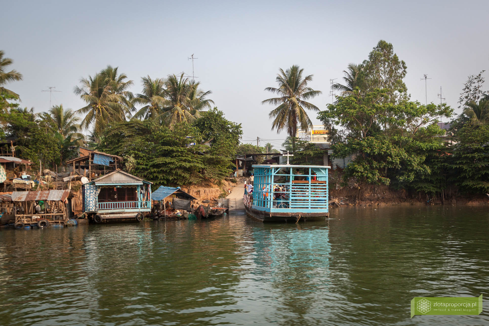 Chau Doc, Wietnam, granica Wietnamu i Kambodży, z Wietnamu do Kambodży Mekongiem; przejście graniczne Wietnam Kambodża; Mekong życie na Mekongu