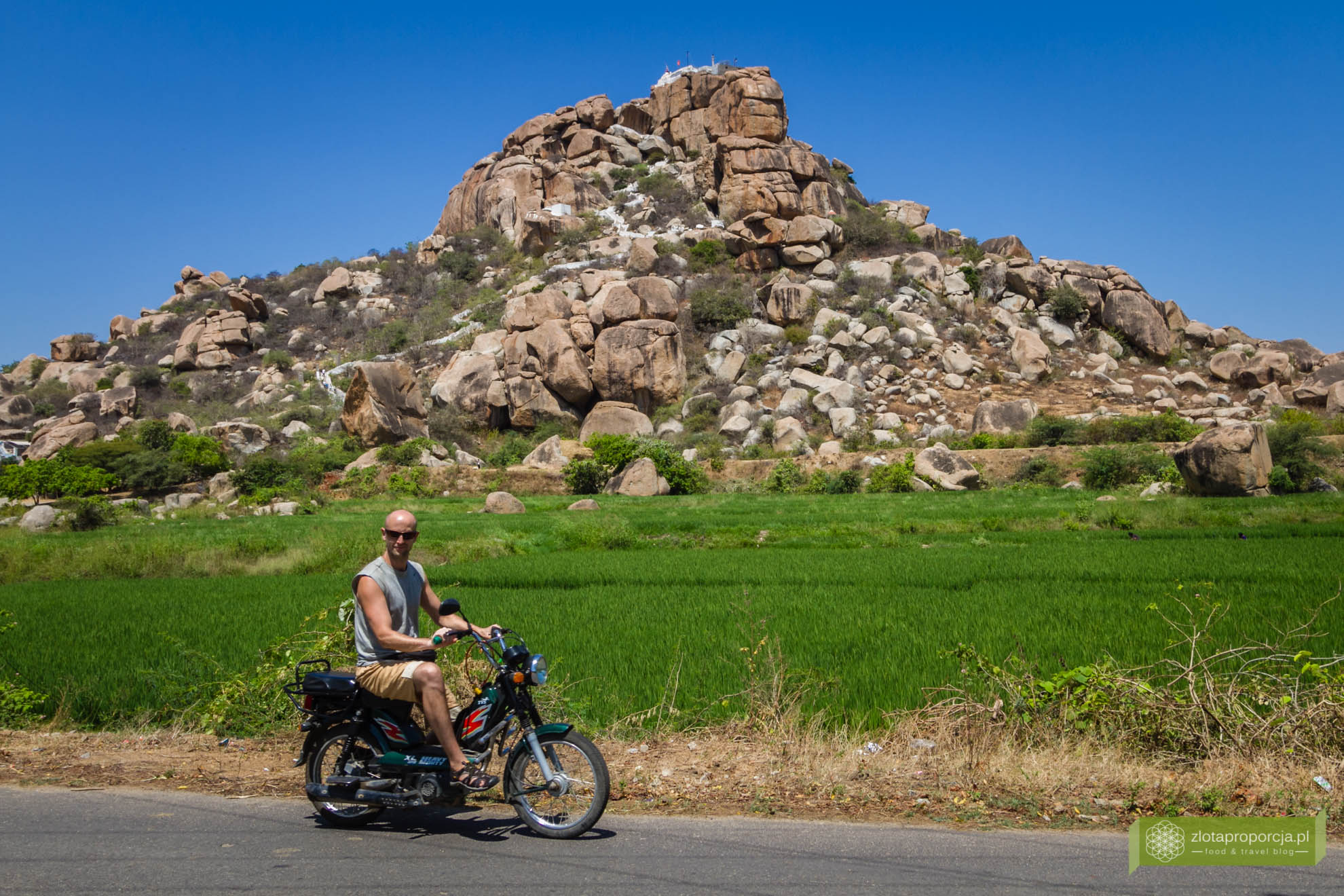 Hampi, Karnataka, Indie, zwiedzanie Hampi, okolice Goa, Indie ciekawe miejsca, Karnataka atrakcje, kamienne stosy w Hampi w Hampi