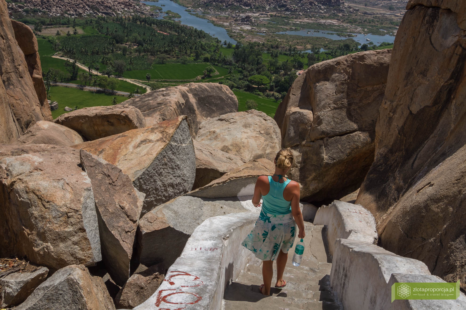 Hampi, Karnataka, Indie, zwiedzanie Hampi, okolice Goa, Indie ciekawe miejsca, Karnataka atrakcje, kamienne stosy w Hampi w Hampi