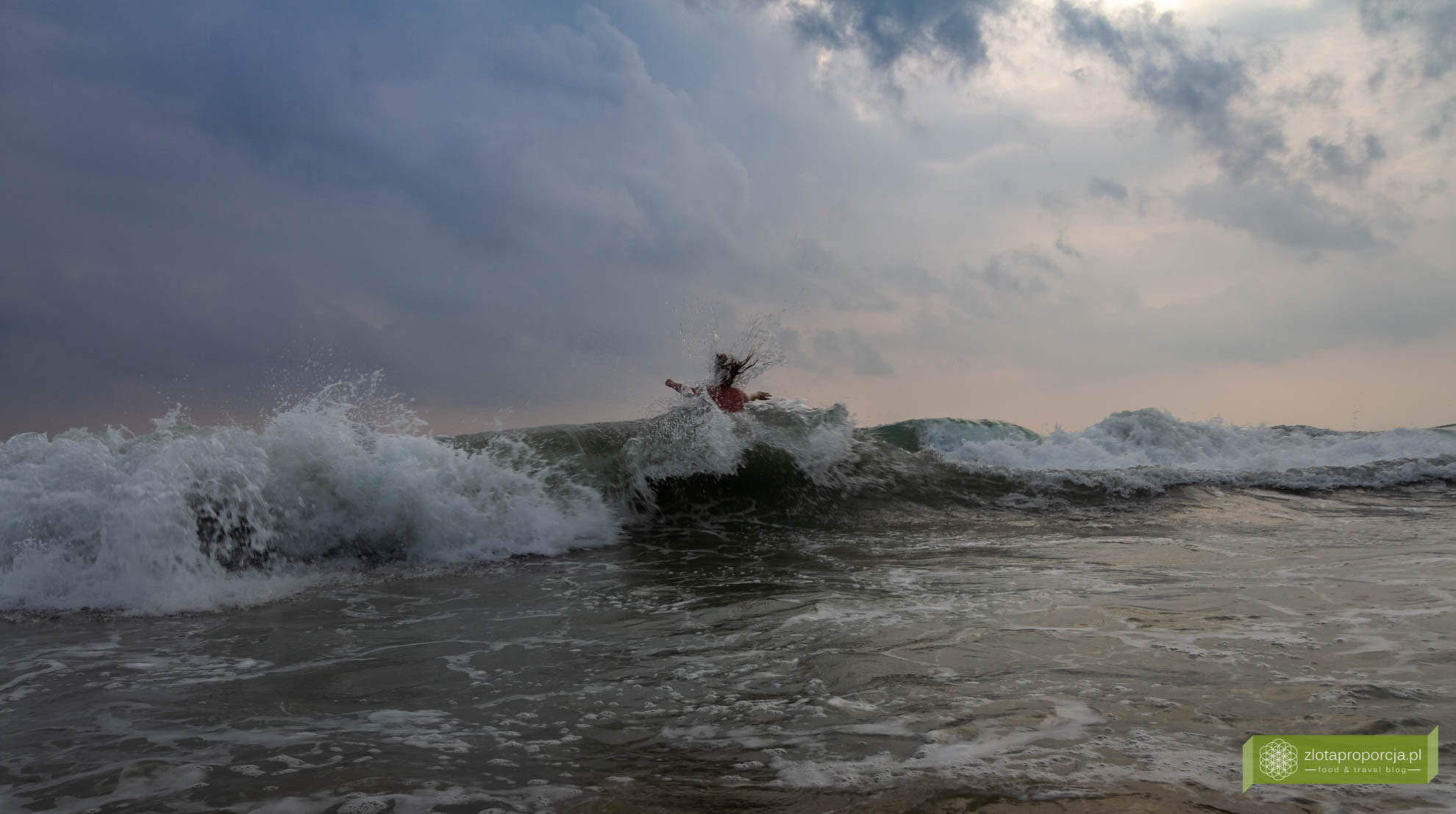 Varkala, Indie, Kerala, ciekawe miejsca Indie, atrakcje Kerali, Południowe Indie; Papanasam Beach i czerwone klify, plaża Varkala;