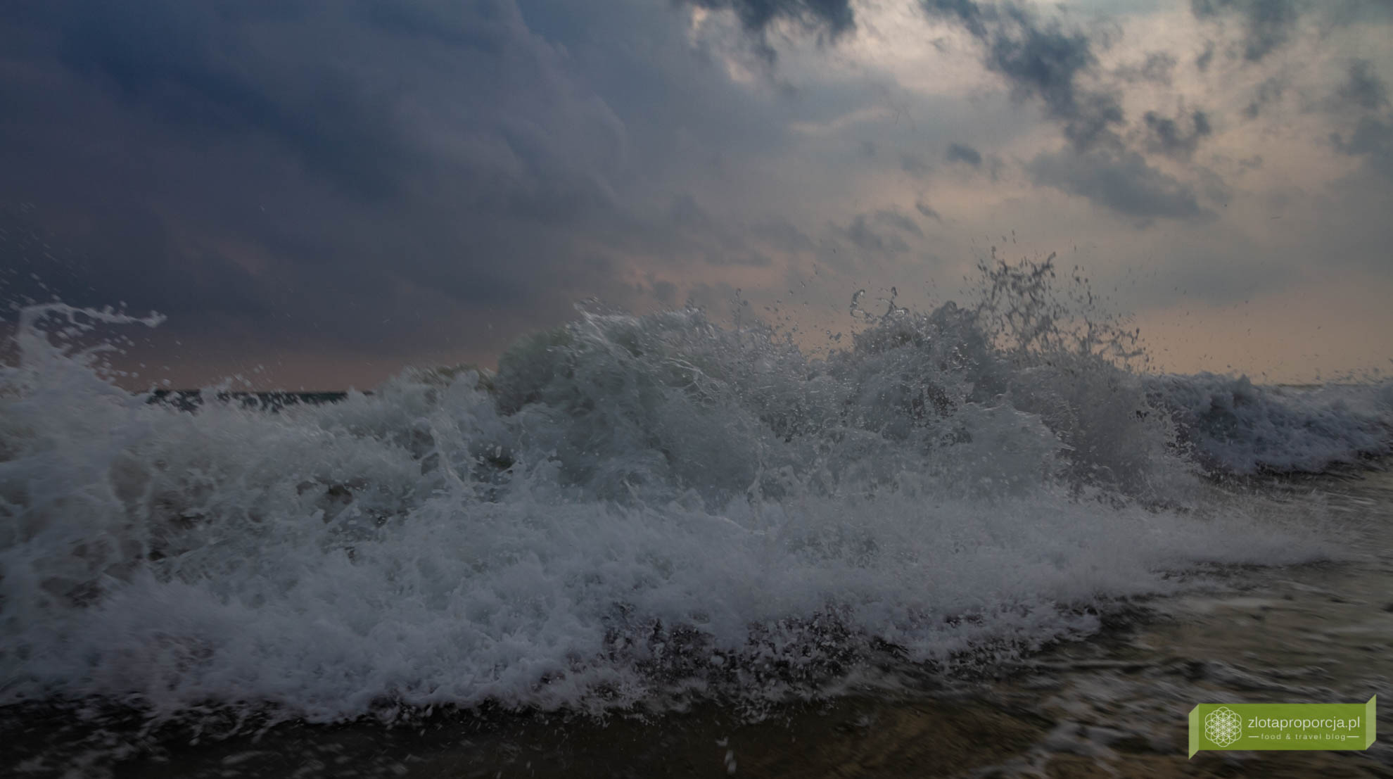 Varkala, Indie, Kerala, ciekawe miejsca Indie, atrakcje Kerali, Południowe Indie; Papanasam Beach i czerwone klify, plaża Varkala;