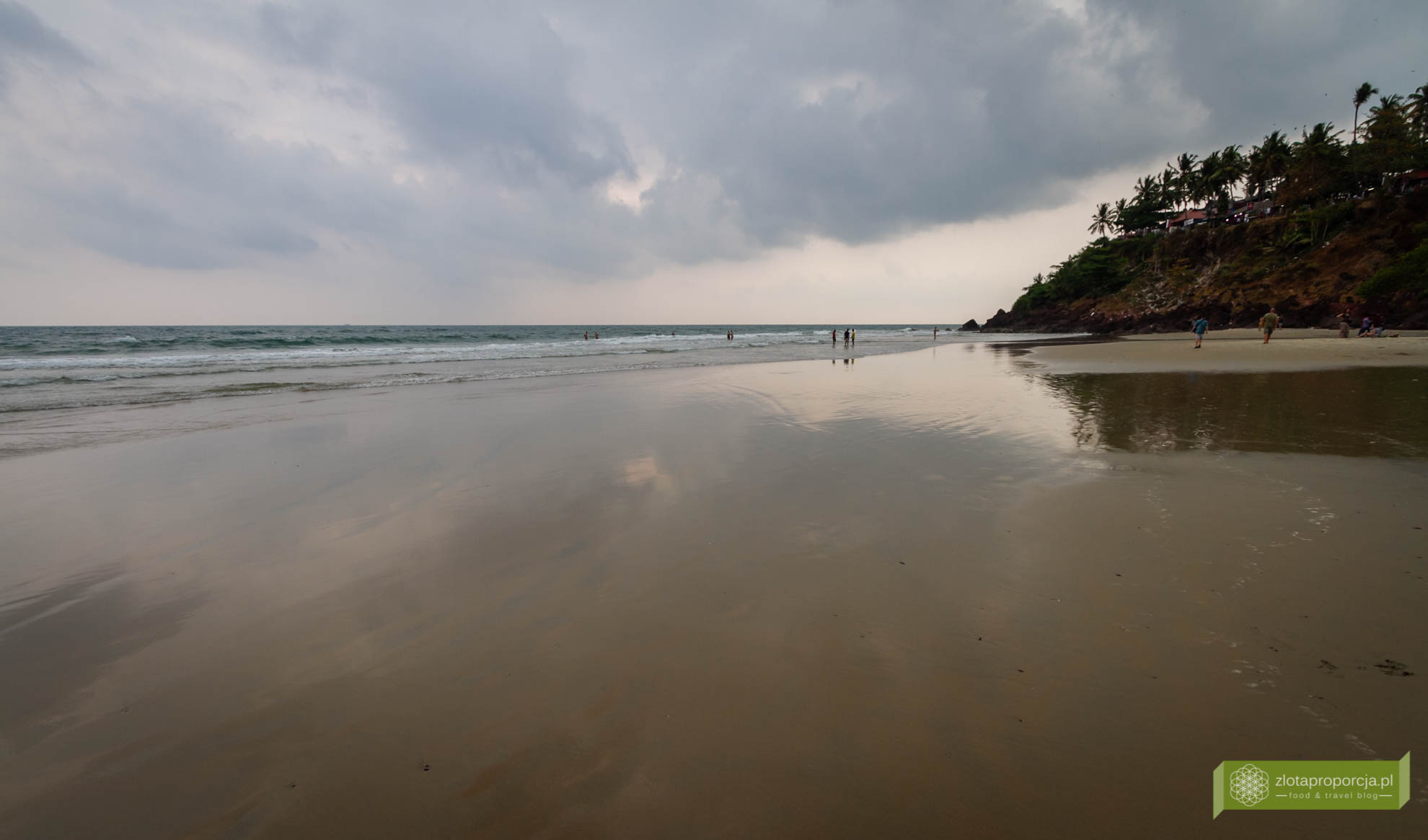 Varkala, Indie, Kerala, ciekawe miejsca Indie, atrakcje Kerali, Południowe Indie; Papanasam Beach i czerwone klify, plaża Varkala;