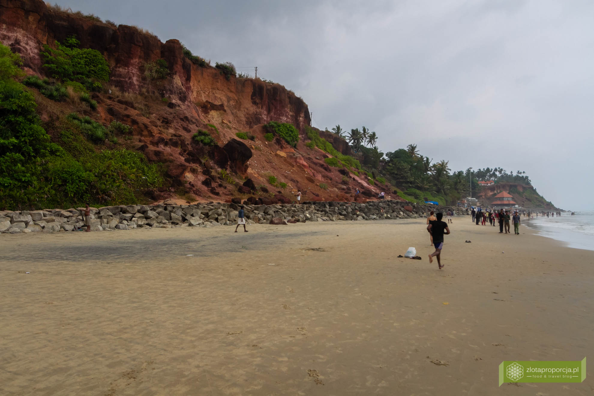 Varkala, Indie, Kerala, ciekawe miejsca Indie, atrakcje Kerali, Południowe Indie; Papanasam Beach i czerwone klify, plaża Varkala;