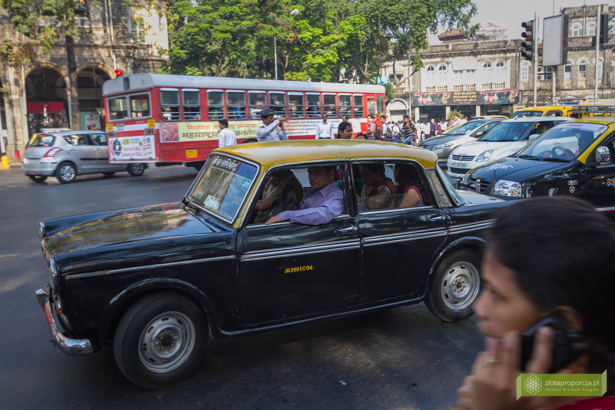 Mumbaj, Indie, Bombaj; Mumbaj zabytki, Mumbaj zwiedzanie; życie w Mumbaju, na ulicy w Mumbaju