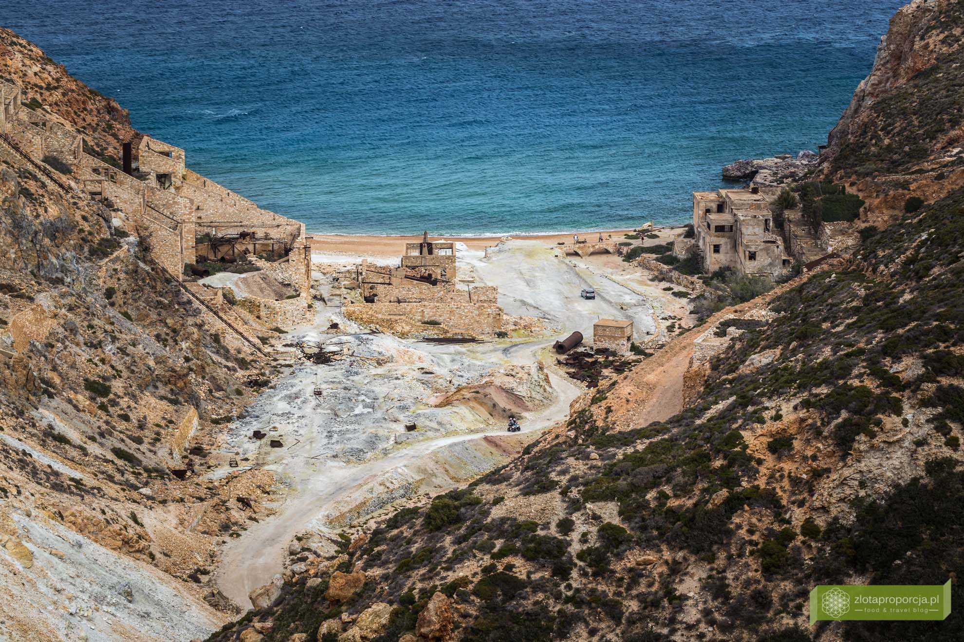 Paliorema; kopalnia siarki Milos; wyspa Milos; Cyklady; opuszczona kopalnia Paliorema; opuszczona kopalnia Milos; plaża Paliorema; plaże Milos; 