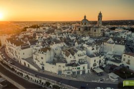 Locorotondo; Apulia; Valle d’Itria; kraina trulli; okolice Alberobello; białe miasteczko; atrakcje Apulii;