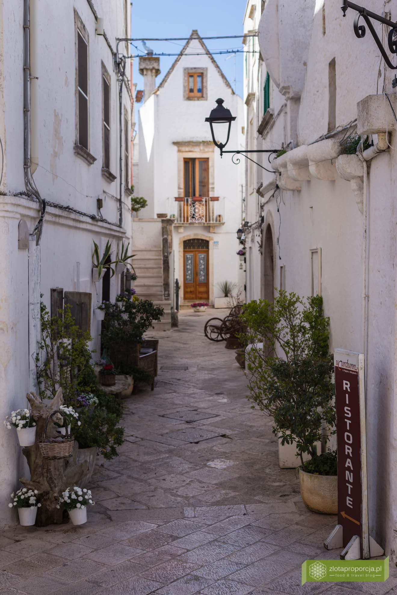 Locorotondo; Apulia; Valle d’Itria; kraina trulli; okolice Alberobello; białe miasteczko; atrakcje Apulii;