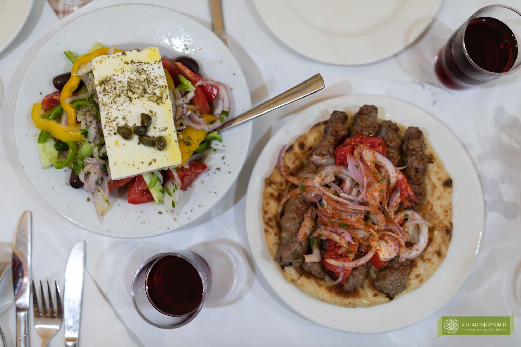 sałatka grecka; horiatiki salata; sałatka grecka z fetą; kuchnia grecka; potrawy greckie; tradycyjna sałatka grecka; 