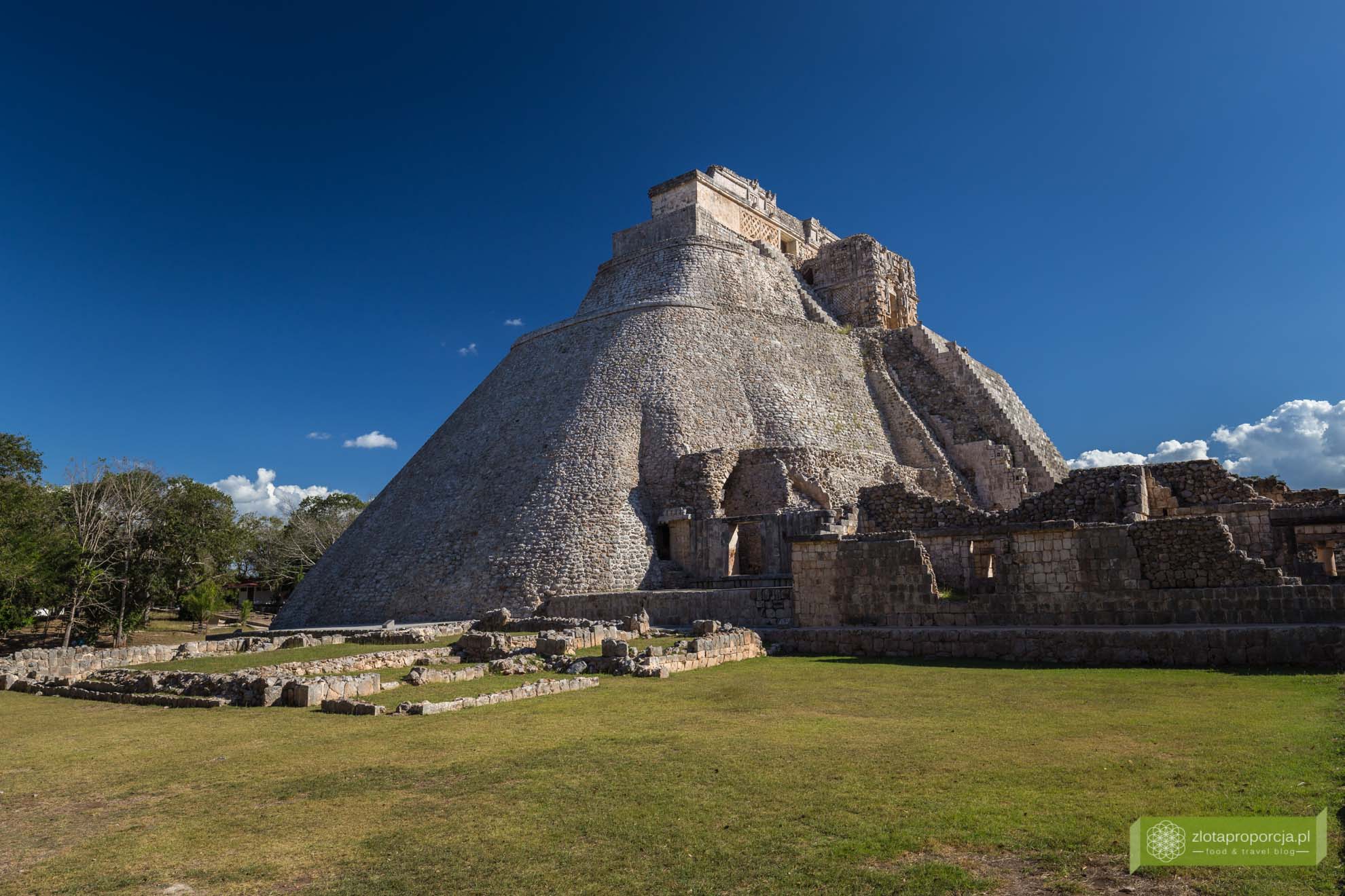 Uxmal; strefa archeologiczna Uxmal; Miasto Majów Uxmal; Uxmal zwiedzanie; Jukatan; Meksyk; Miasto Majów; Puuc; Ruta Puuc; Piramida Uxmal; Piramida Wróżbity; Piramida Czarownika;