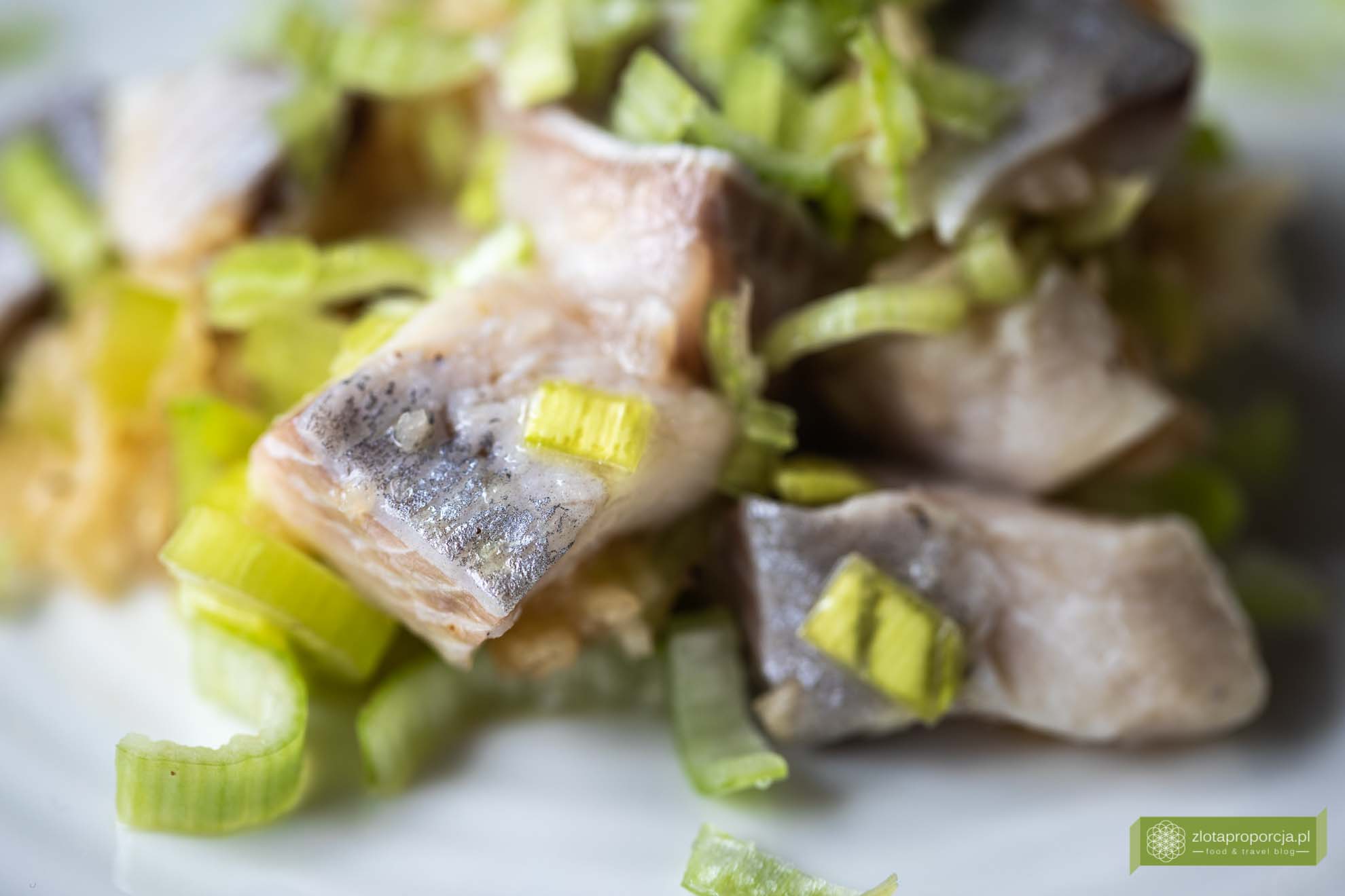 śledzie z porem i jabłkiem; śledzie z porem; śledzie z jabłkiem; śledź z porem; przepis na śledzia; przepisy świąteczne; śledź;