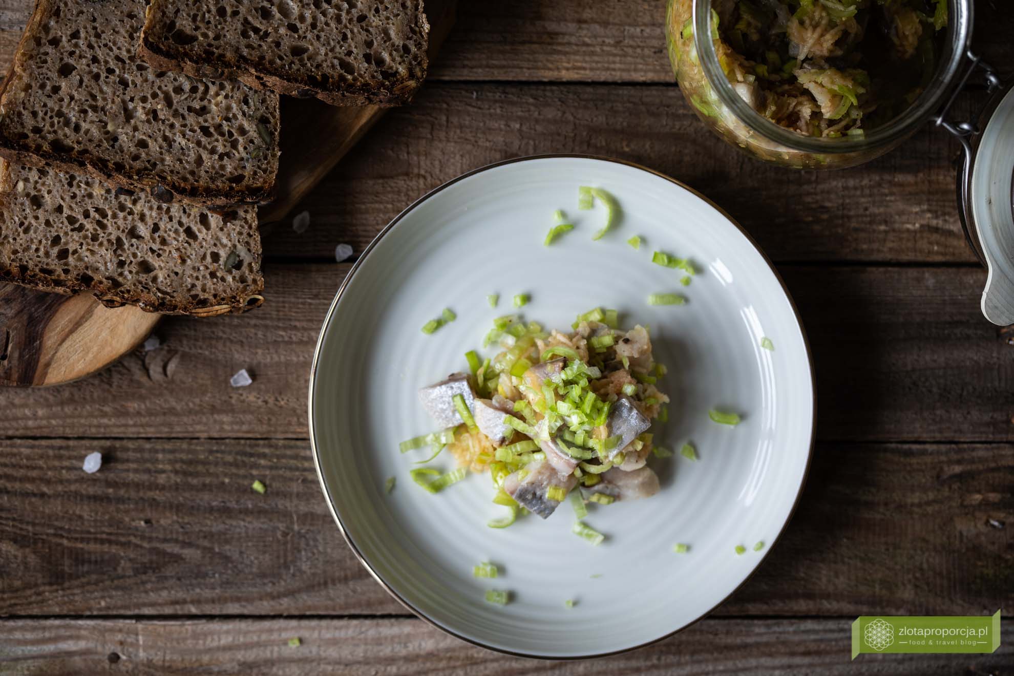 śledzie z porem i jabłkiem; śledzie z porem; śledzie z jabłkiem; śledź z porem; przepis na śledzia; przepisy świąteczne; śledź;