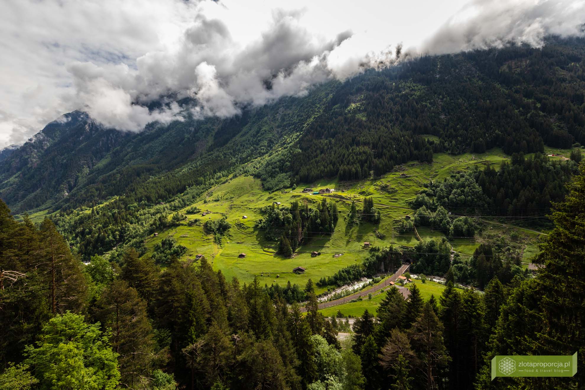 Ekspres Panoramiczny Gotarda; Szwajcaria; Szwajcaria pociągami; pociąg panoramiczny Szwajcaria; Gothard Panorama express; pociąg panoramiczny; Grand Train Tour of Switzerland; najpiękniejsze trasy kolejowe w Szwajcarii;