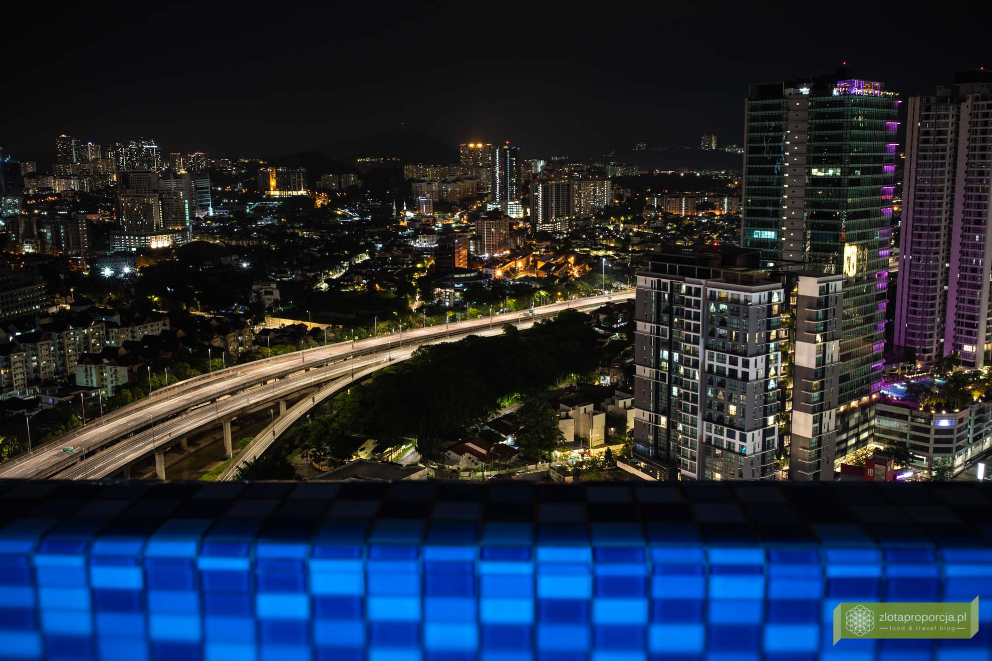 Kuala Lumpur; Malezja; atrakcje Kuala Lumpur; co zobaczyć w Kuala Lumpur; zwiedzanie Kuala Lumpur; Kuala Lumpur basen na dachu; Kuala Lumpur nocą