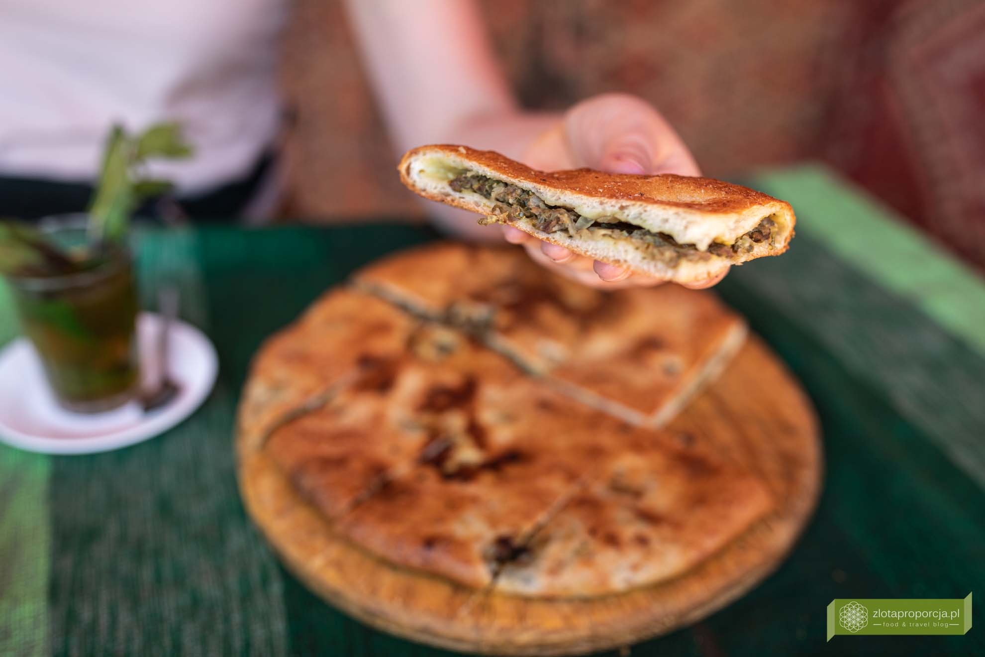 Maroko; Południowe Maroko; atrakcje Maroka, co zobaczyć w Maroku; Rissani; medfouna; Berber pizza; kuchnia MAroka; kuchnia marokańska, co zjeść w Maroku; Maroko pustynia; Sahara; 