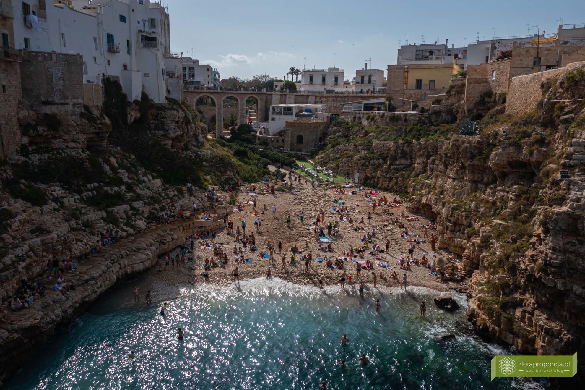 Polignano a mare; Apulia; atrakcje Apulii; atrakcje Polignano a Mare; co zobaczyć w Polignano a Mare; Lama Monachile; plaża Lama Monachile; Polignano a Mare plaża; najpiękniejsze plaże Apulii;