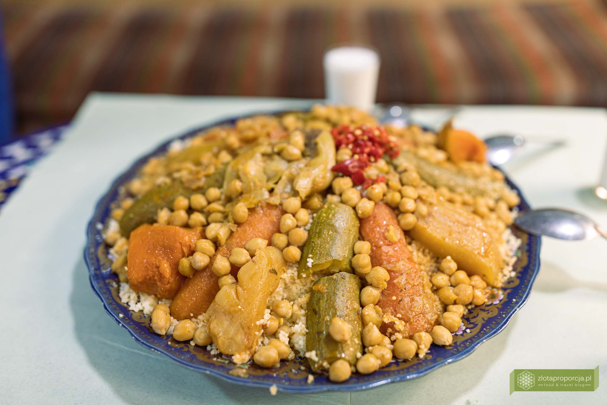 kuchnia marokańska; co zjeść w Maroku; Maroko kuchnia; Maroko potrawy; Rissani; Maroko; co zobaczyć w drodze do Erg Chebbi; kuskus; kuskus marokańskie;