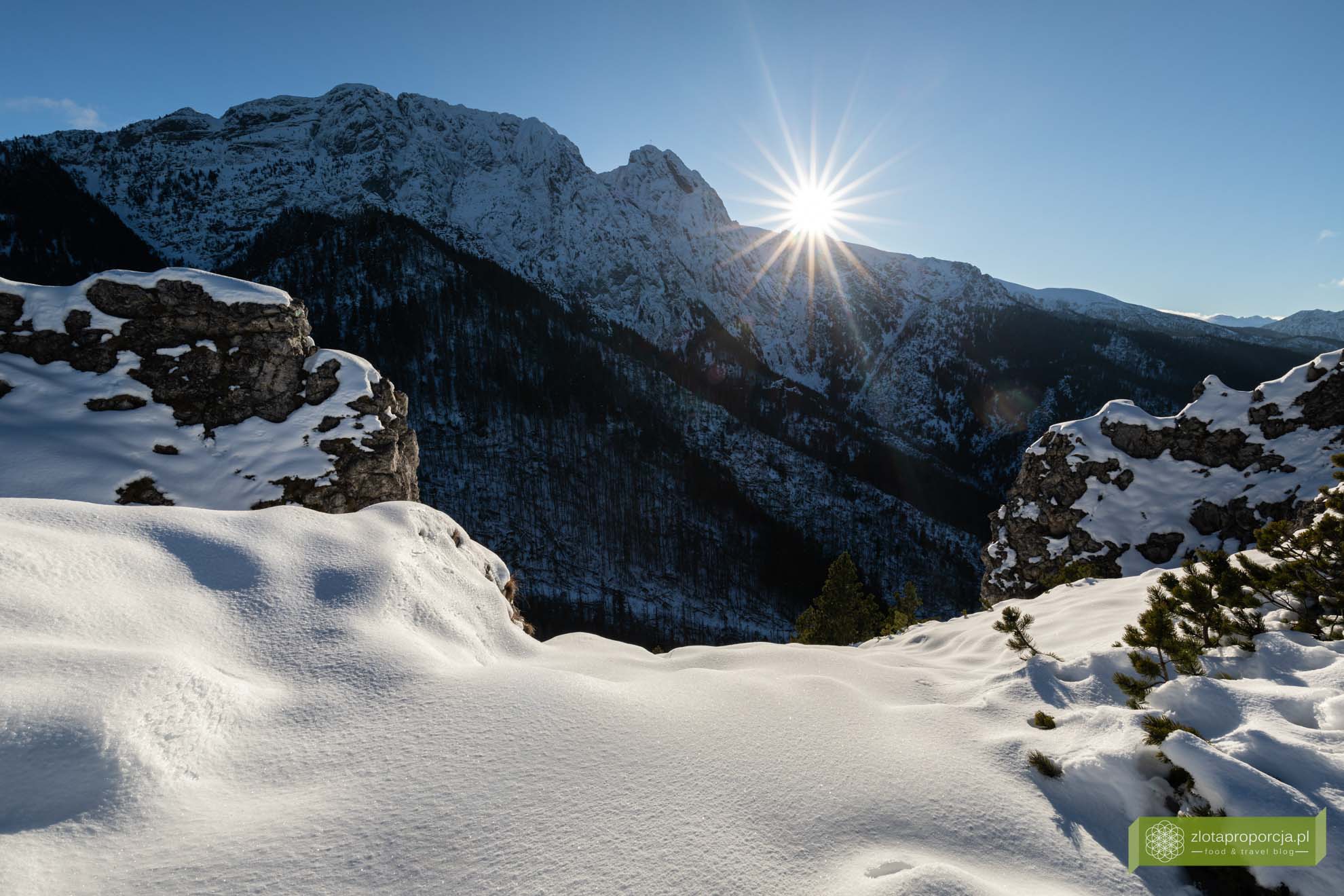 Tatry; Tatrzański Park Narodowy; Sarnia Skała; Sarnia Skała zimą; widok na Giewont; łatwy szczyt w Tatrach;