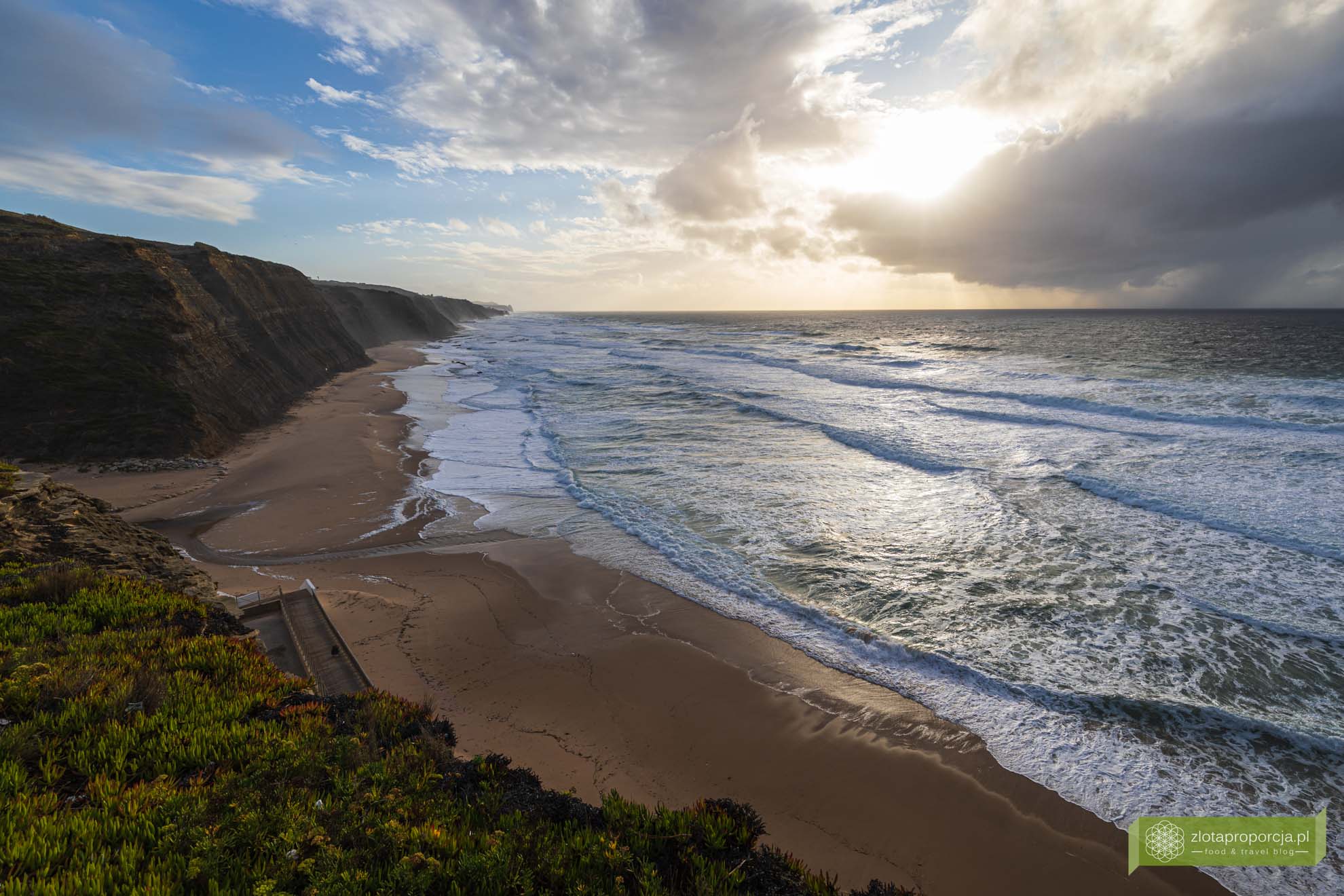 Portugalia; Praia do Magoito, Magoito, okolice Sintry; okolice Lizbony; plaża koło Lizbony;