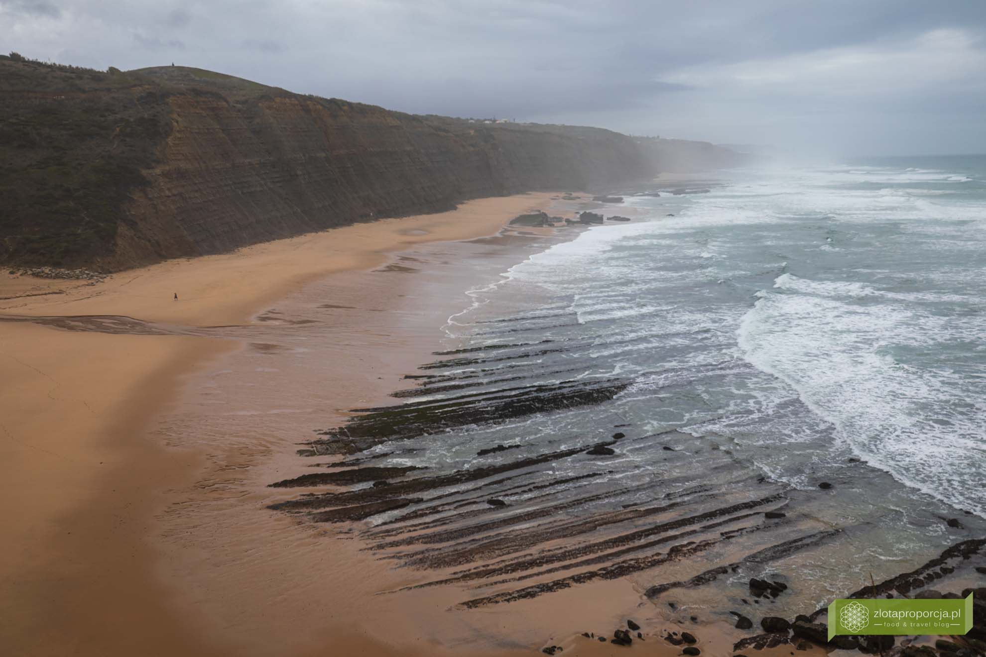 Portugalia; Praia do Magoito, Magoito, okolice Sintry; okolice Lizbony; plaża koło Lizbony;